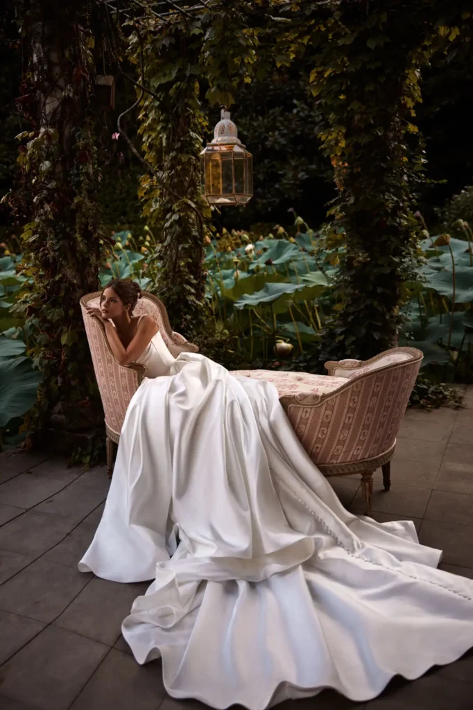 Braut in außergewöhnliche Princess Brautkleid von Milla Nova