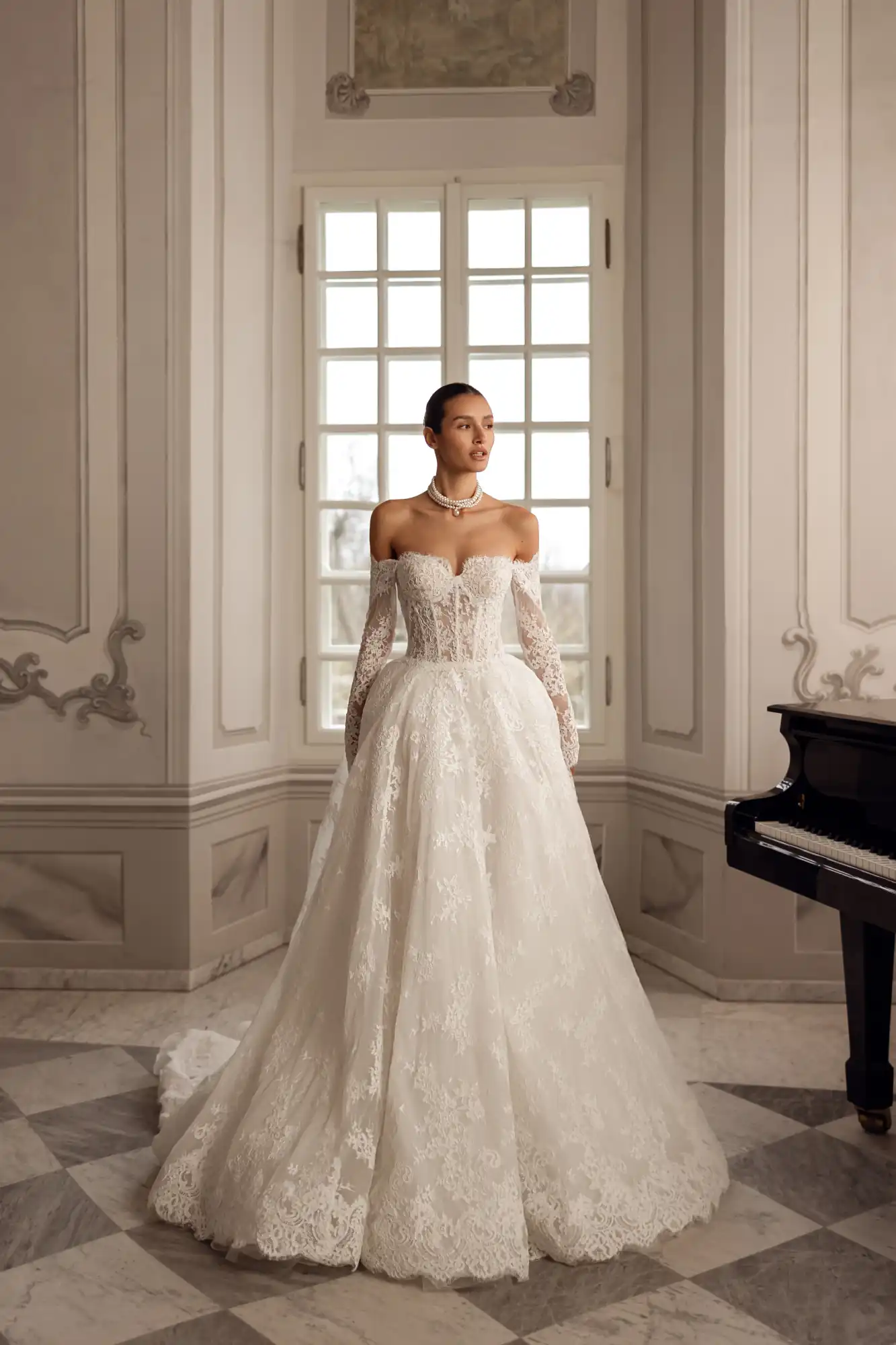 Schulterfreies Prinzessin Brautkleid aus Spitze von Tina Valerdi