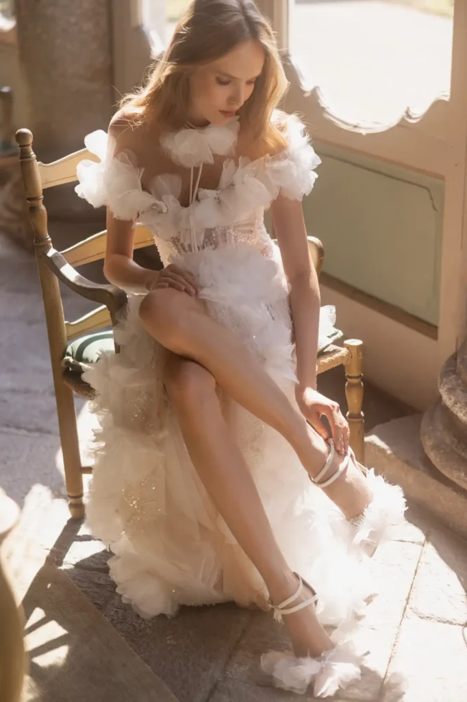 Braut in romantischem Hochzeitskleid von Yedyna